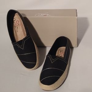 NWOT Mia Amore Dark Gray Slip-on Shoes 7 Mem Foam